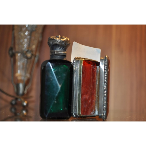 125 - Antique scent bottle and onyx pill/snuff case