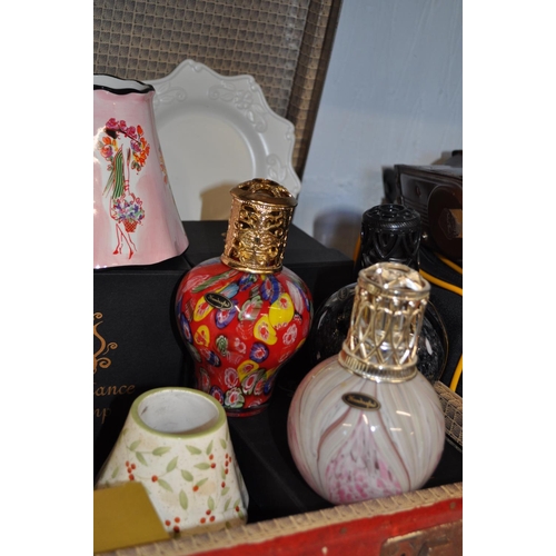 80 - Retro suitcase containing a quantity of Yankee Candle items including ceramic and glass holders and ... 