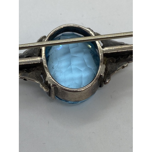 135 - Vintage silver and blue stone (possibly topaz) brooch, sterling silver, in presentation box