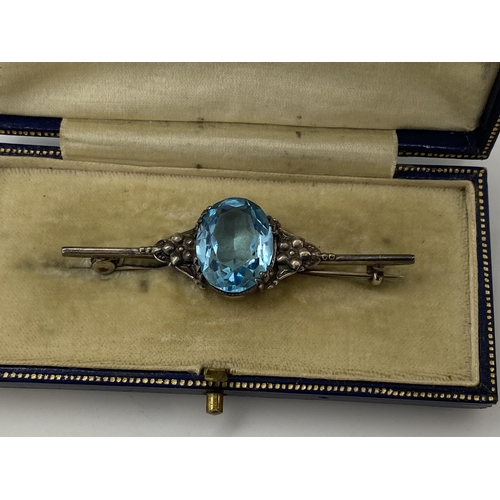 135 - Vintage silver and blue stone (possibly topaz) brooch, sterling silver, in presentation box