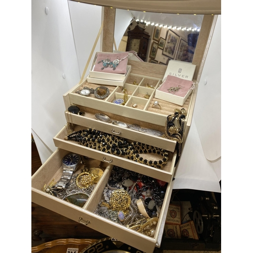 237 - A beige jewellery box containing a quantity of costume jewellery and 9ct yellow gold cameo pendant, ... 