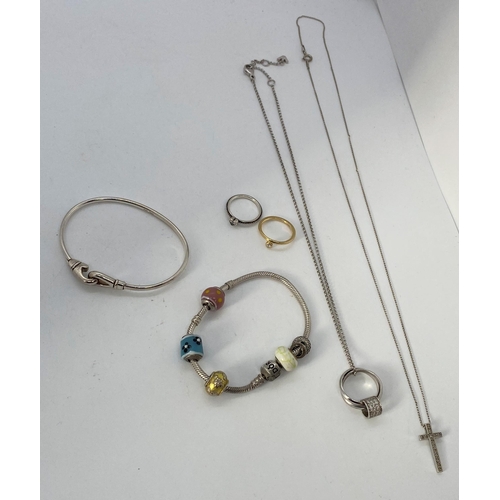 239 - A mixture of jewellery items consisting of 18ct yellow gold band with diamond ring hallmarked Links ... 