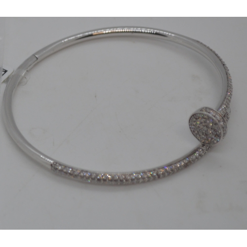 146 - A 18ct white gold hinged bracelet featuring 2.64ct diamonds, approx gross weight 17.5g. This item ha... 