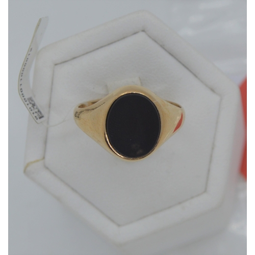 178 - Gents 9ct yellow gold signet ring with oval Black stone, approx size R, fully hallmarked. Approx gro... 