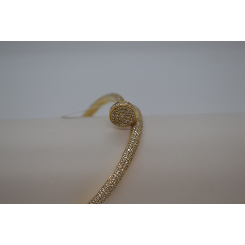 145 - 18ct yellow gold hinged bracelet featuring approx 3.75ct diamonds set into the bangle, approx gross ... 