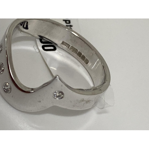 85 - 18ct white gold ring of modern design with x4 diamonds set into the design, hallmarked 750. Approx s... 