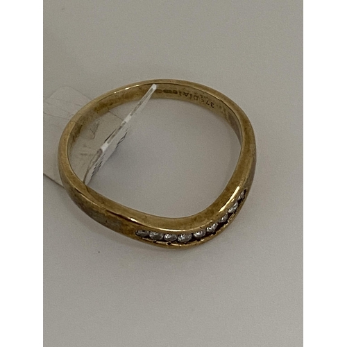 86 - 9ct yellow gold ring with 0.25ct diamonds. Approx size M, hallmarked 375.