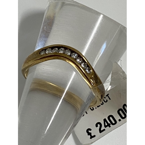 86 - 9ct yellow gold ring with 0.25ct diamonds. Approx size M, hallmarked 375.