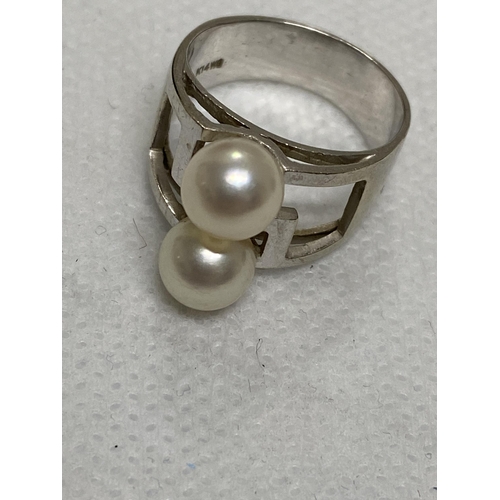 107 - A white gold cultured twin pearl ring of modern design, approx size K  K14WG