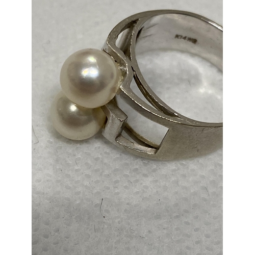 107 - A white gold cultured twin pearl ring of modern design, approx size K  K14WG