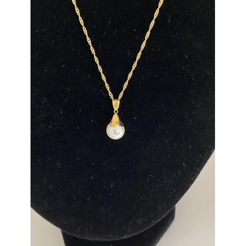 65 - 18k gold pearl pendant on 18ct gold chain