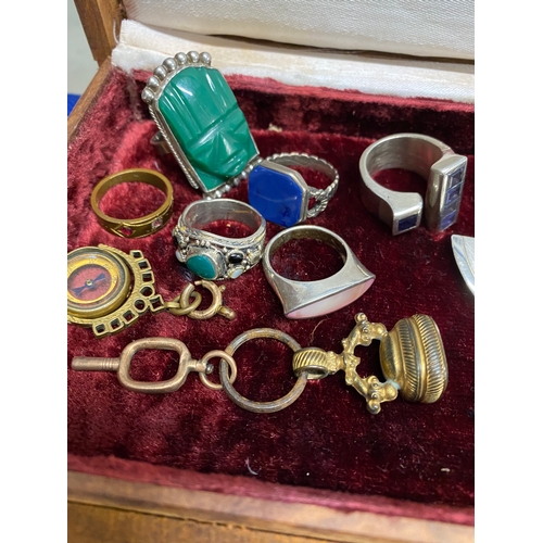 101 - A mixture of rings and brooches including a blue lapis silver ring size P together with carved face ... 