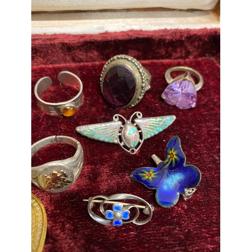 101 - A mixture of rings and brooches including a blue lapis silver ring size P together with carved face ... 