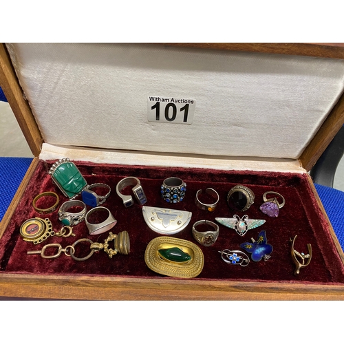 101 - A mixture of rings and brooches including a blue lapis silver ring size P together with carved face ... 