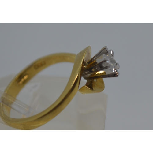 124 - 18ct yellow gold ring, with princess cut diamond in a raised swirl mount, approx size N, approx cara... 