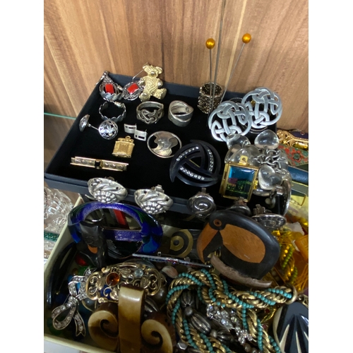 262 - A large quantity of costume jewellery icluding brooches, necklaces including Triari, bangles, earrin... 