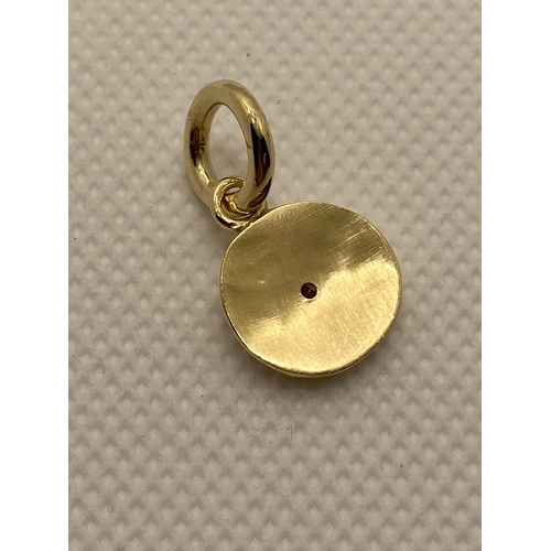 70 - 18ct gold pendant with diamond to centre, not hallmarked, approx gross weight 5g