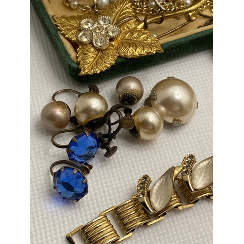 263 - A quantity of costume jewellery including vintage Australian Arcansas jewellery set, vintage screwba... 