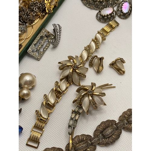 263 - A quantity of costume jewellery including vintage Australian Arcansas jewellery set, vintage screwba... 