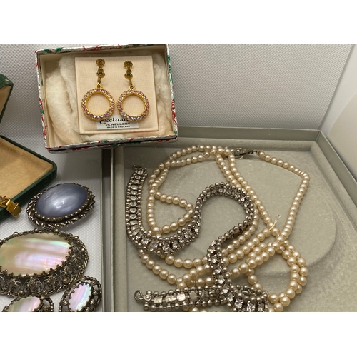 263 - A quantity of costume jewellery including vintage Australian Arcansas jewellery set, vintage screwba... 