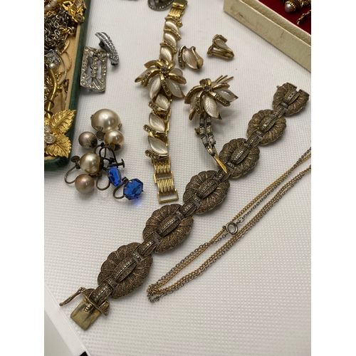 263 - A quantity of costume jewellery including vintage Australian Arcansas jewellery set, vintage screwba... 