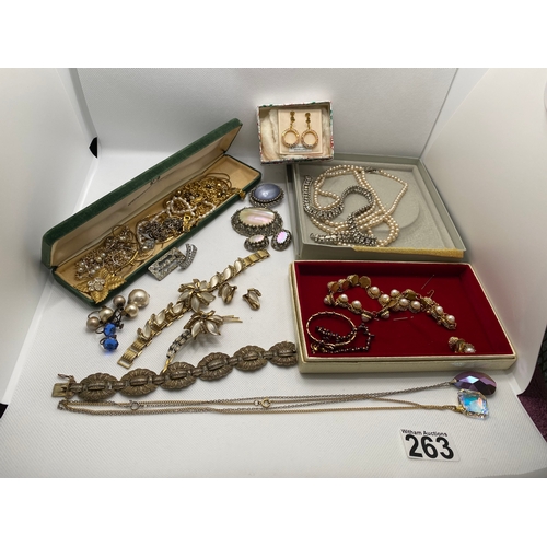 263 - A quantity of costume jewellery including vintage Australian Arcansas jewellery set, vintage screwba... 