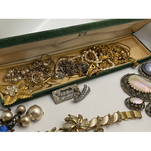 263 - A quantity of costume jewellery including vintage Australian Arcansas jewellery set, vintage screwba... 