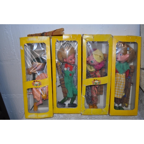 211 - Pelham puppets x4 in boxes