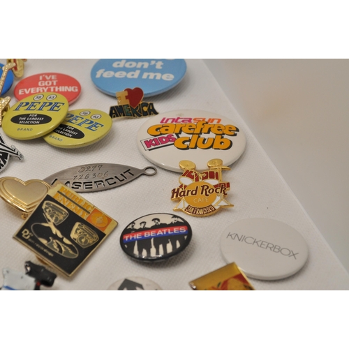 218 - A large quantity of pin badges and novelty keyrings, to include Disney's Mickey and Donald, Snoopy, ... 