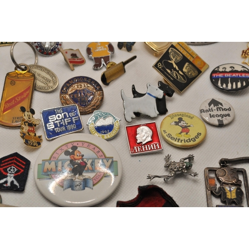 218 - A large quantity of pin badges and novelty keyrings, to include Disney's Mickey and Donald, Snoopy, ... 