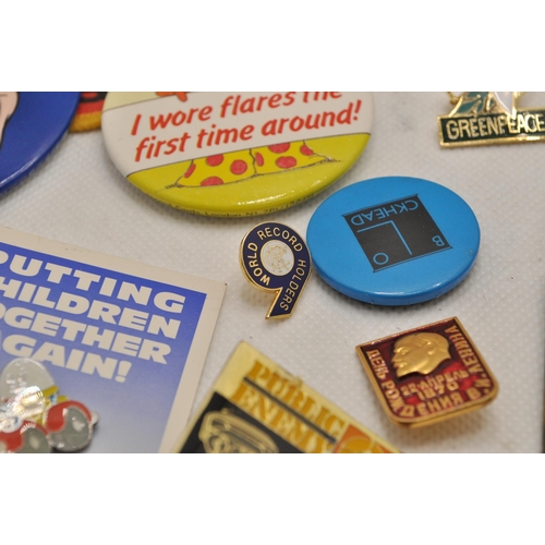 218 - A large quantity of pin badges and novelty keyrings, to include Disney's Mickey and Donald, Snoopy, ... 