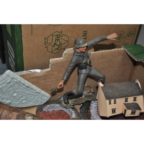 231 - Mixed retro items to include two boxes of No.15 British Infantry sitting pose (set of 5) with other ... 