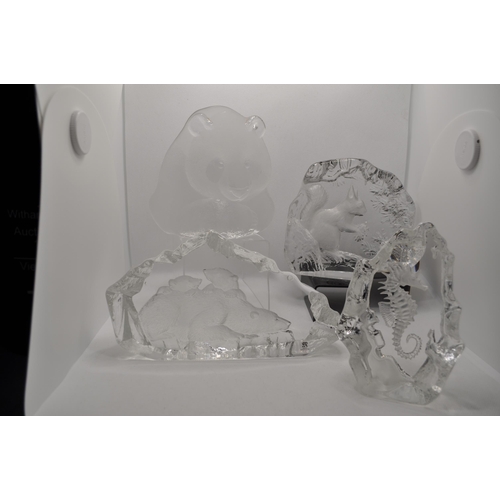 53 - x4 Mats Jonasson glass paperweights with scenes and shapes depicting polar bear with cubs, sea horse... 