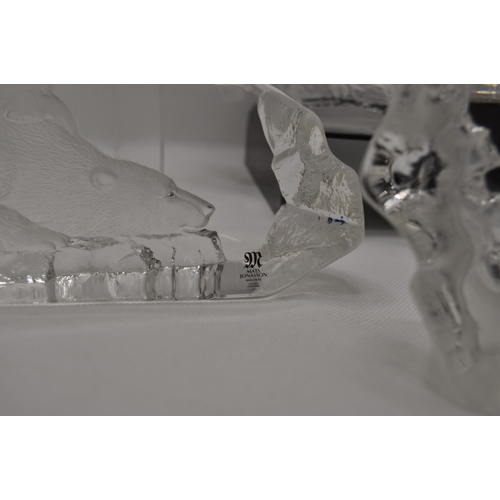 53 - x4 Mats Jonasson glass paperweights with scenes and shapes depicting polar bear with cubs, sea horse... 