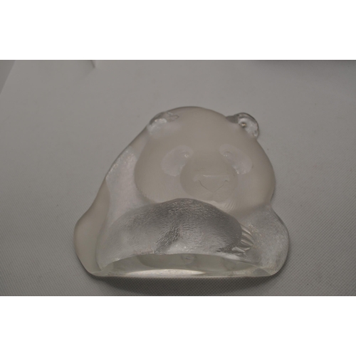 53 - x4 Mats Jonasson glass paperweights with scenes and shapes depicting polar bear with cubs, sea horse... 