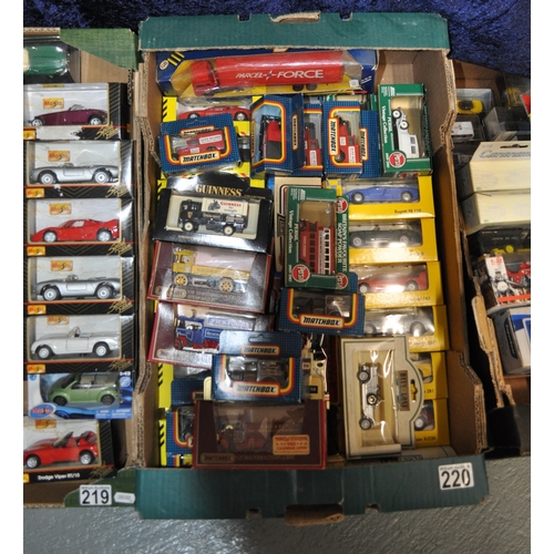 220 - A quantity of boxed model vehicles from different manufacturers including Maisto supercar collection... 