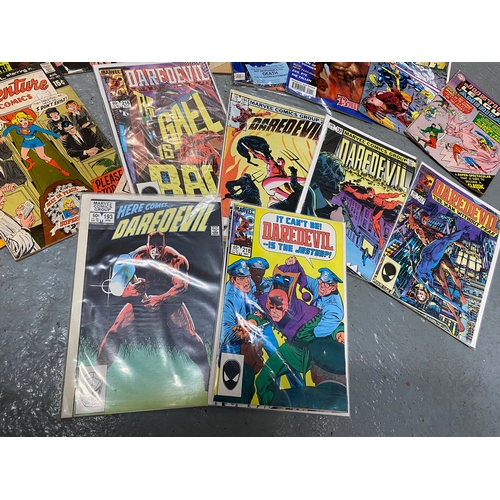 44 - A selection of comics to include Marvel Daredevil 192,193, 194, 195, 216, 217, 218, 219 (in clear sl... 