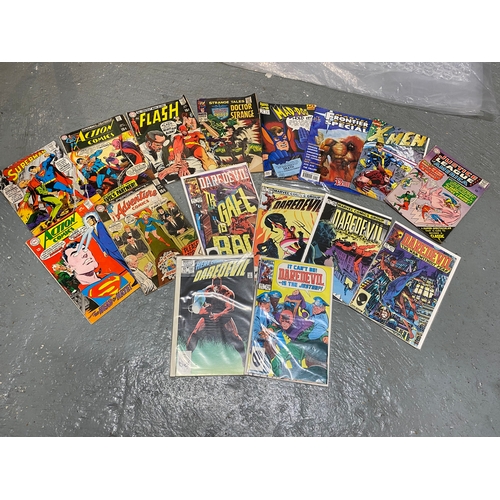 44 - A selection of comics to include Marvel Daredevil 192,193, 194, 195, 216, 217, 218, 219 (in clear sl... 