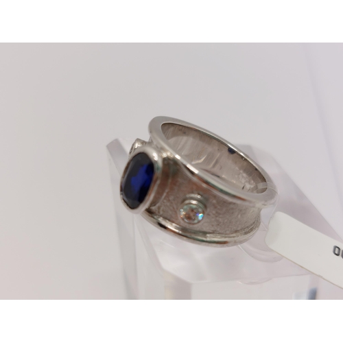 39 - Designer 18ct white gold templar ring with sapphire and diamonds, approx size I/J, hallmarked