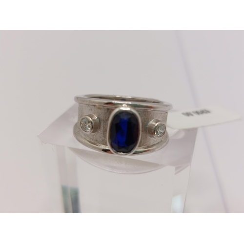 39 - Designer 18ct white gold templar ring with sapphire and diamonds, approx size I/J, hallmarked