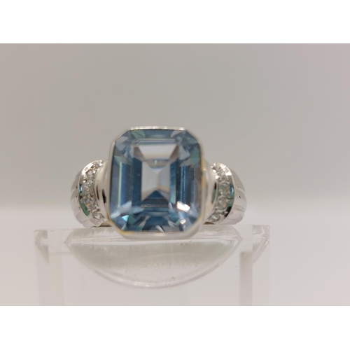 71 - 18ct white gold ring with large aqua stone to central design, hallmarked. Approx size Q