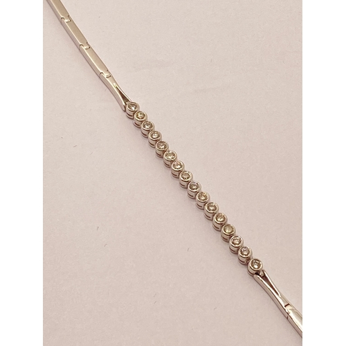 74 - 18kt white gold and diamond clasp bracelet, approx 0.80ct, length 19cm stamped 750