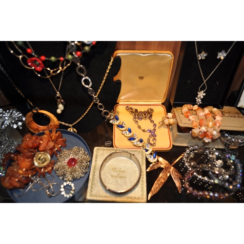 125 - A mixture of costume jewellery to including solid silver bangle and  vintage necklace with purple st... 