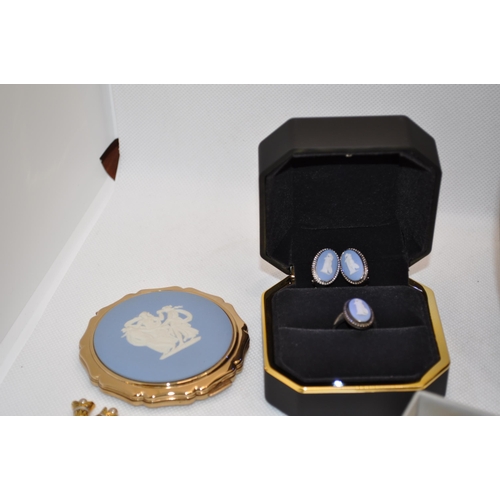 127 - Jewellery items consisting Wedgwood cameo, set (ring approx. size K/L) mesh coin purse, selection of... 