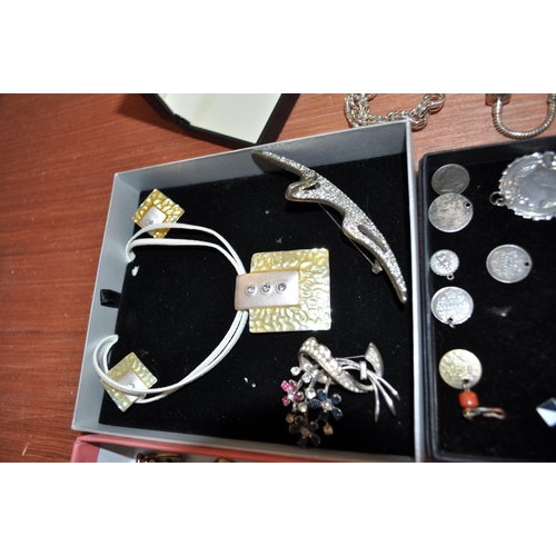 140 - A quantity of jewellery items to include cuff links, necklaces, bracelets, pin brooches etc. contain... 