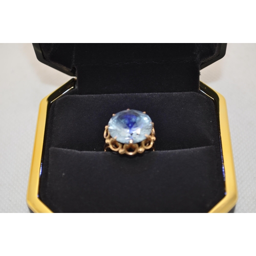 177 - A 18ct yellow gold ladies cocktail ring with central aquamarine stone (approx. diameter 1.75cm) set ... 