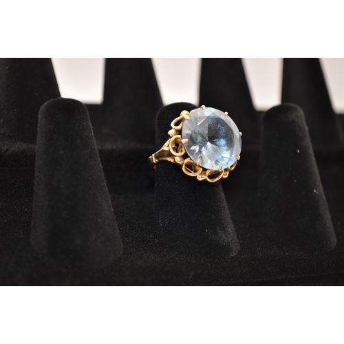 177 - A 18ct yellow gold ladies cocktail ring with central aquamarine stone (approx. diameter 1.75cm) set ... 