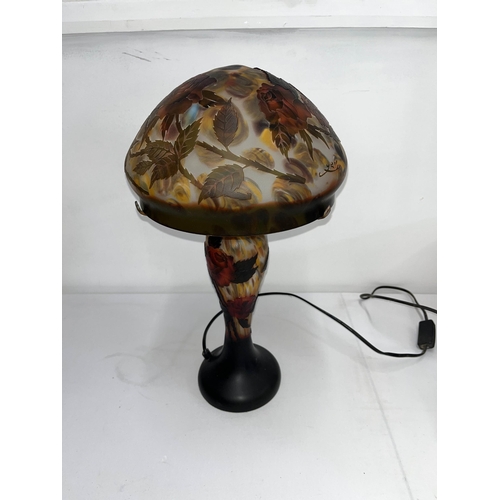 67 - Table lamp in art nouveau/Galle style with glass shade decorated with roses, PAT Tested and working ... 