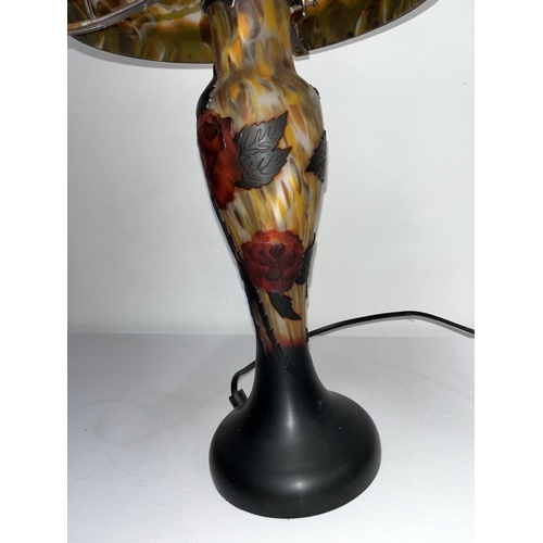 67 - Table lamp in art nouveau/Galle style with glass shade decorated with roses, PAT Tested and working ... 