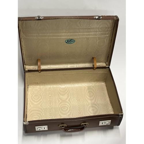 91 - Three vintage travelling cases in assorted sizes, to include one marked Fibo